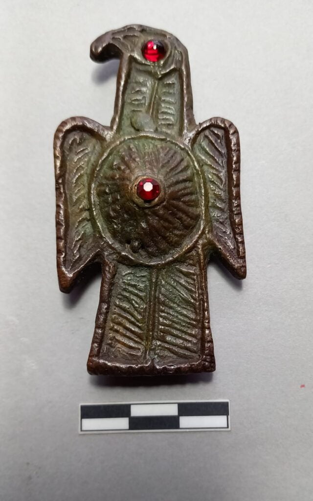 Fíbula visigoda aquiliforme en bronce patinada (reproducción artesanal)