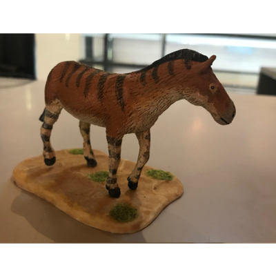 Hipparion sp, reproducción artesanal pintada a mano del pequeño caballo primitivo