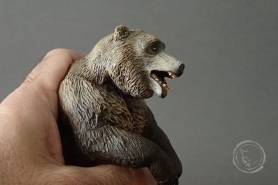 Oso cavernario (Ursus spelaeus), reproducción artesanal pintada a mano del gigantesco oso prehistórico