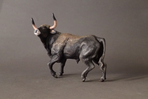 Uro, (Bos primigenius), reproducción artesanal pintada a mano del extinto toro primigenio Europeo