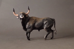Uro, (Bos primigenius), reproducción artesanal pintada a mano del extinto toro primigenio Europeo