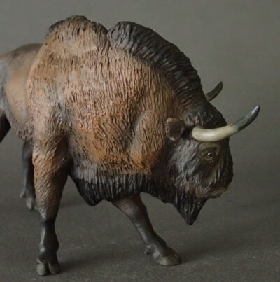 Bisonte estepario (Bison priscus) reproducción artesanal pintada a mano