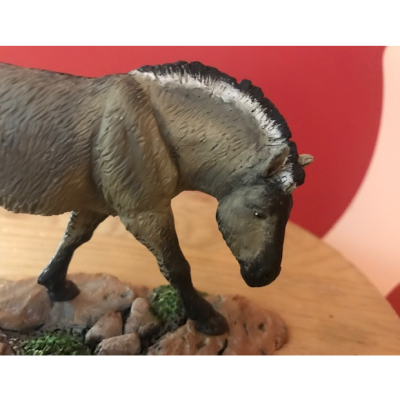 Tarpán (Equus Ferus Ferus), reproducción artesanal pintada a mano del antepasado salvaje del caballo.