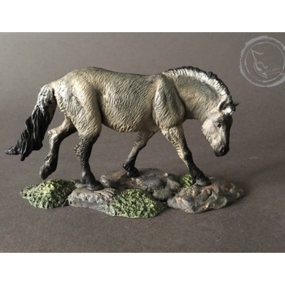 Tarpán (Equus Ferus Ferus), reproducción artesanal pintada a mano del antepasado salvaje del caballo.