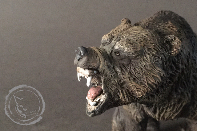 Oso cavernario (Ursus spelaeus) nuevo modelo. reproducción artesanal pintada a mano del gigantesco oso prehistórico