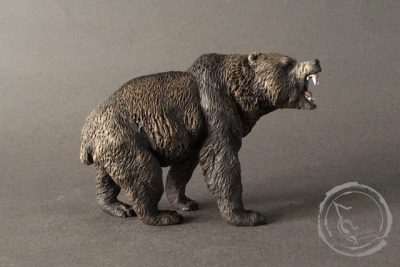 Oso cavernario (Ursus spelaeus) nuevo modelo. reproducción artesanal pintada a mano del gigantesco oso prehistórico