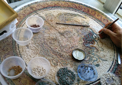 Realizando tesela a tesela el mosaico de Medusa de Tarraco