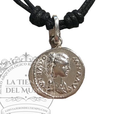 Colgante con la replica en plata de ley de un denario original de la emperatriz Julia Domna, esposa del emperador Septimio Severo (193-211 d.C.).