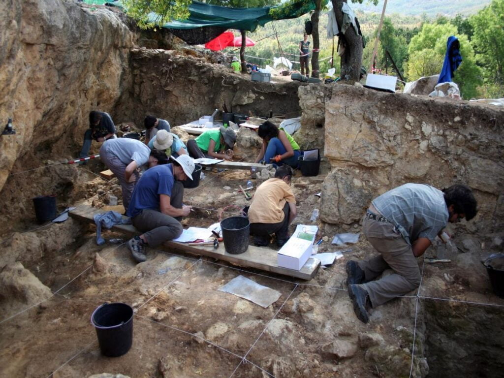 Visitas guiadas a El Valle de los Neandertales. Abrigo de Navalmaíllo