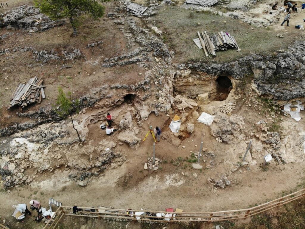 Visitas guiadas a El Valle de los Neandertales. Vista aérea yacimientos.