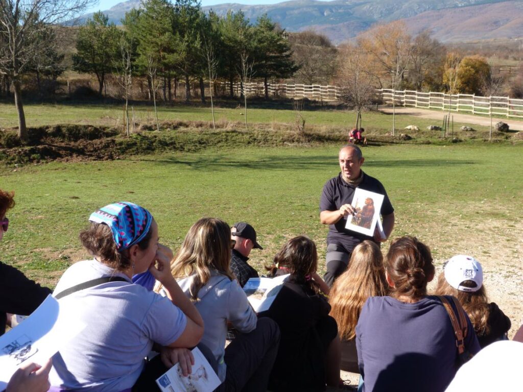 Visitas guiadas a El Valle de los Neandertales. Grupo de personas visitando el parque arqueológico.